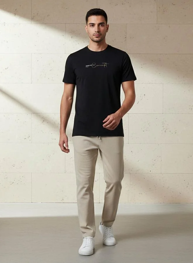 ايكونيك تيشيرت رجالي عصري بقصة ضيقة وياقة دائرية وأكمام قصيرة وطبعة شعار